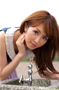 手不安分的探进她的礼服